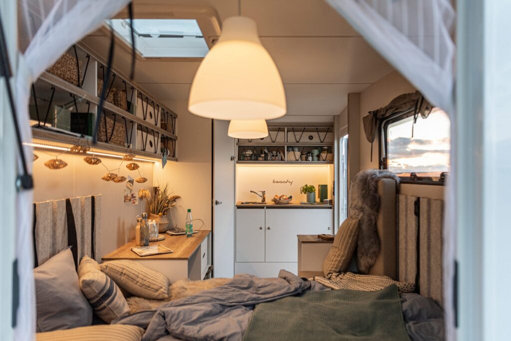 2022 ww beachy 420 Totale mit Bettumbau Sitzgruppe hinten nach vorne innen 3884 BEAR PRESSE lowres